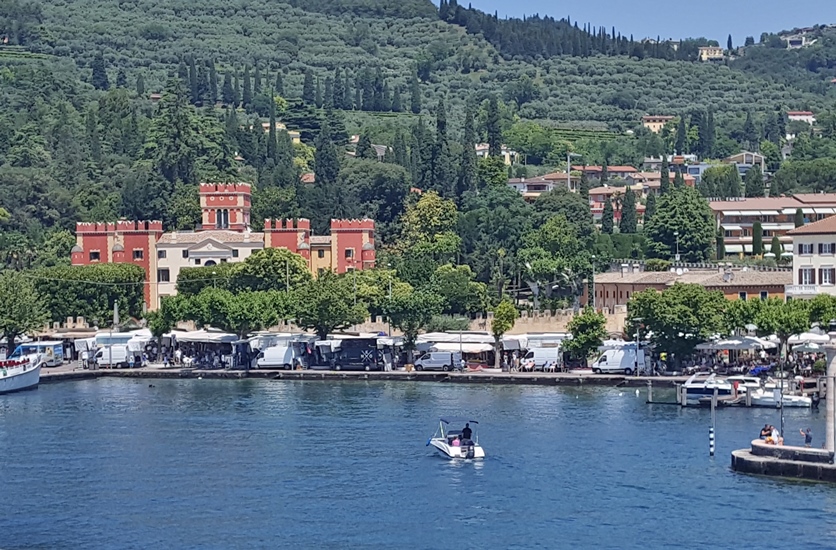 Garda (town) waterfront closeup